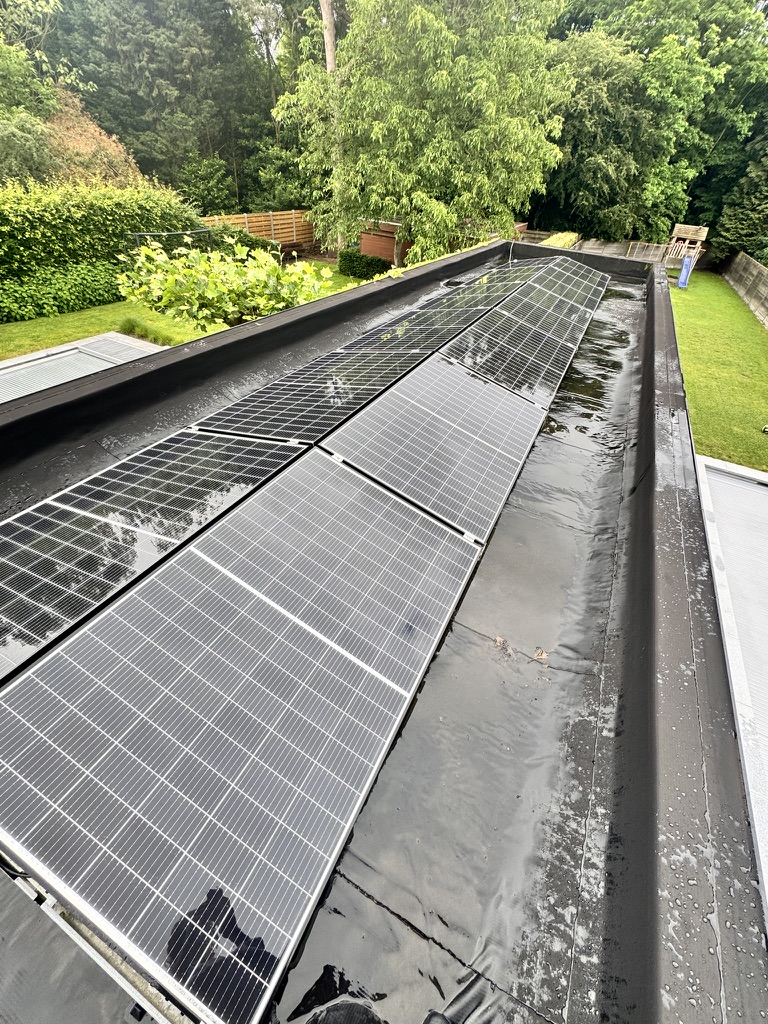 Zonnepanelen op plat dak na professionele reiniging